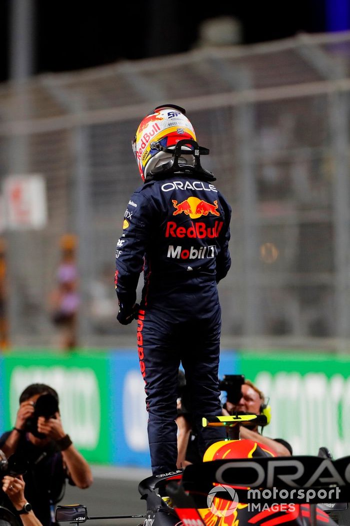 El ganador de la pole, Sergio Pérez, de Red Bull Racing, celebra en el Parc Ferme