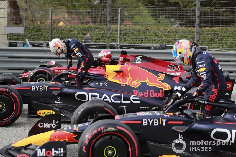 Charles Leclerc, Ferrari, 2a posizione, Max Verstappen, Red Bull Racing, 1a posizione, Sergio Perez, Red Bull Racing, 3a posizione, arriva a Parc Ferme