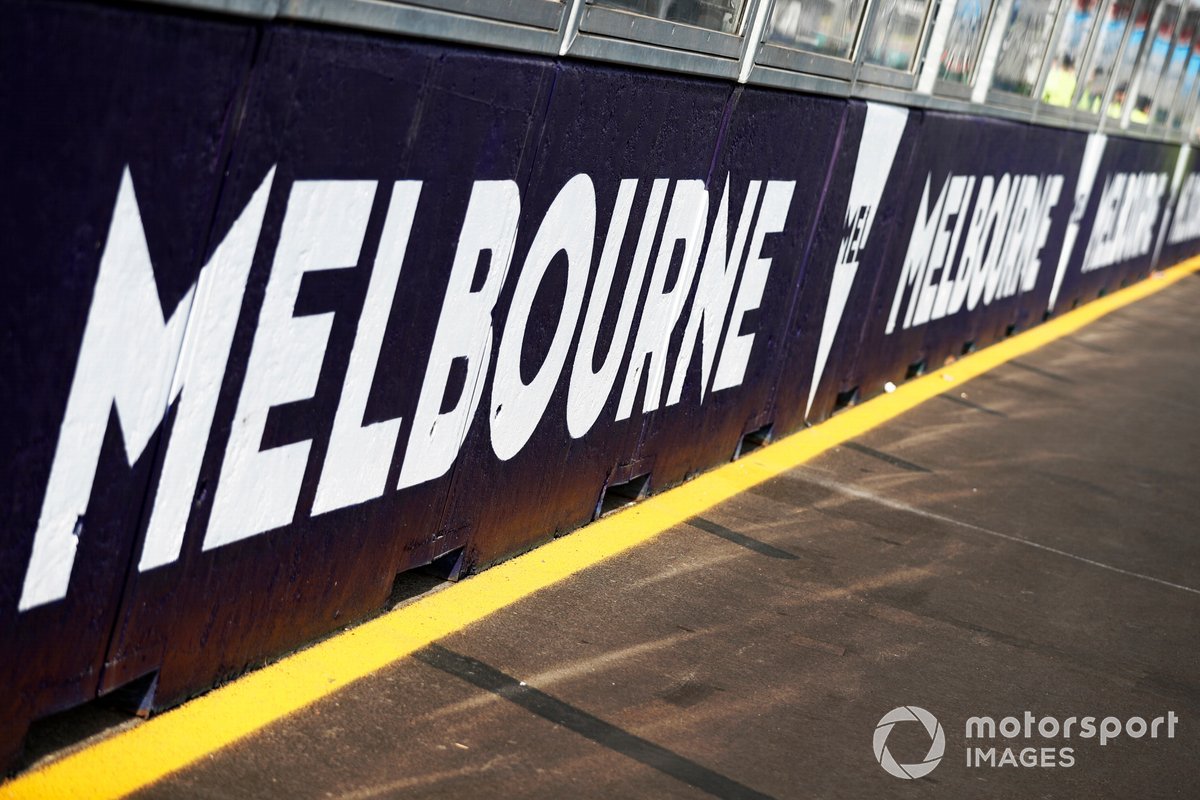 Avustralya GP'de yağmur beklentisi yok 1 Formula 1 Haberleri - F1 Puan Durumu Barriers on the Start/Finish with the Melbourne logo