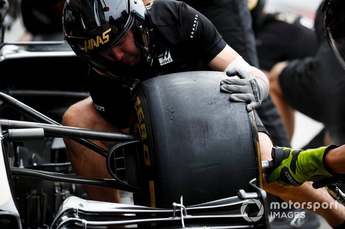 Haas F1 pit crew change a wheel