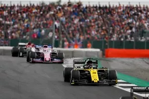 Daniel Ricciardo, Renault F1 Team R.S.19, voor Sergio Perez, Racing Point RP19