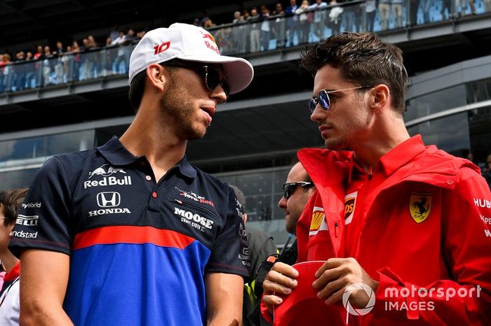 Pierre Gasly, Toro Rosso, habla con Charles Leclerc, Ferrari