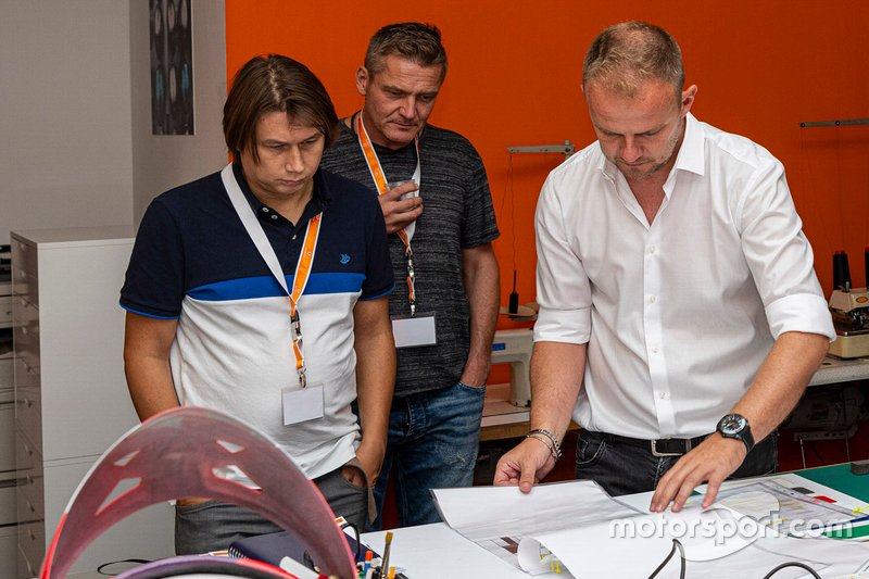 Alberto DallâOglio, Managing Director of Teca25, helmet designer Jens Munser and Oleg Karpov, Motorsport.com F1 Editor