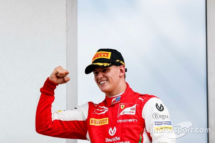 Podio: ganador de la carrera Mick Schumacher, Prema Racing