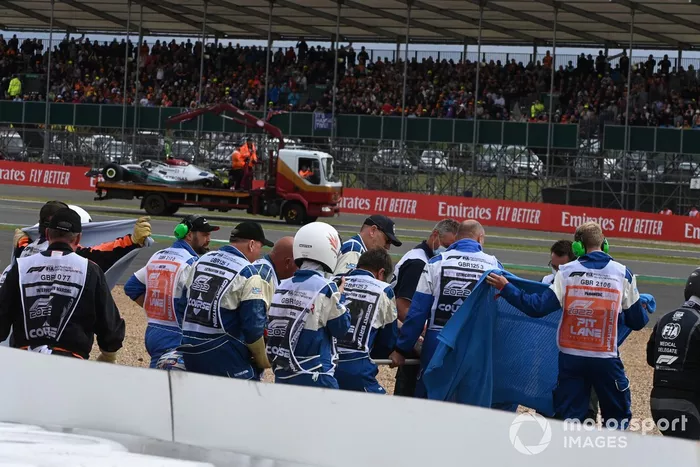 I commissari estraggono Zhou Guanyu, Alfa Romeo F1 Team, dalla sua vettura  dopo l'incidente alla partenza