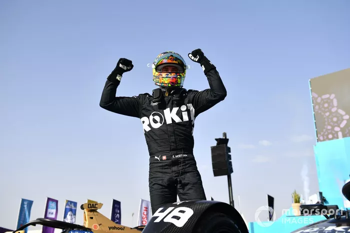 El ganador de la carrera, Edoardo Mortara, Venturi Racing, lo celebra en el parc ferme