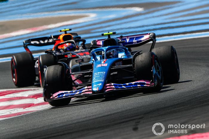 Esteban Ocon, Alpine A522, Sergio Pérez, Red Bull Racing RB18