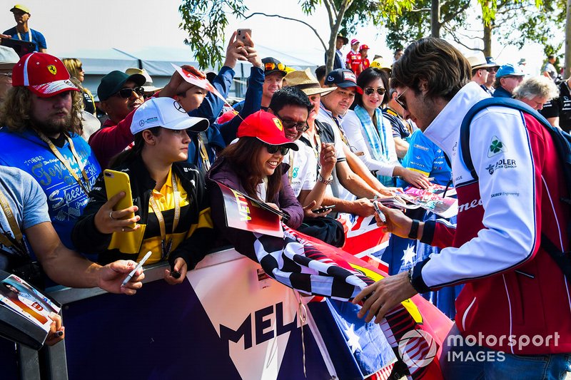 Antonio Giovinazzi, Alfa Romeo Racing signs an autograph for a fan