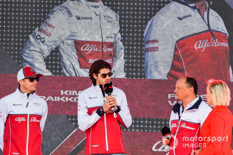 Kimi Raikkonen, Alfa Romeo Racing, Antonio Giovinazzi, Alfa Romeo Racing e Frederic Vasseur, Team Principal, Alfa Romeo Racing, all'evento a Federation Square