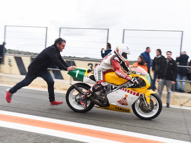 Champi impulsa la moto de Carlos Lavado en el Racing Legends del Circuit Ricardo Tormo