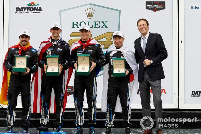 Los ganadores de las 24 Horas de Daytona 2019 #10 Wayne Taylor Racing Cadillac DPi: Renger Van Der Zande, Jordan Taylor, Fernando Alonso, Kamui Kobayashi