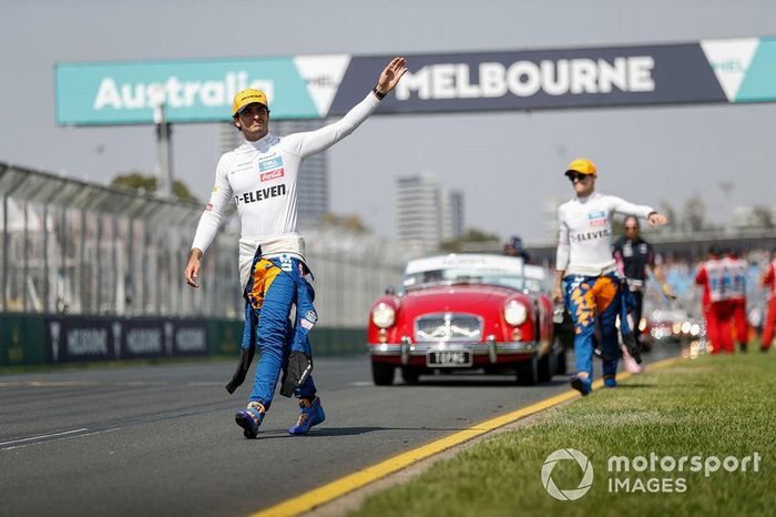 Carlos Sainz Jr., McLaren, y Lando Norris, McLaren, en el desfile de pilotos