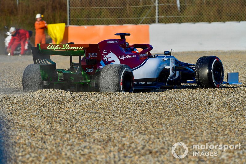 Кімі Райкконен, Alfa Romeo Racing C38, розвернув болід та опинився в гравії зранку