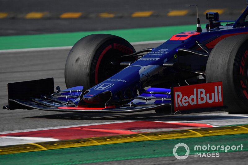 Носовой обтекатель и переднее антикрыло Scuderia Toro Rosso STR14