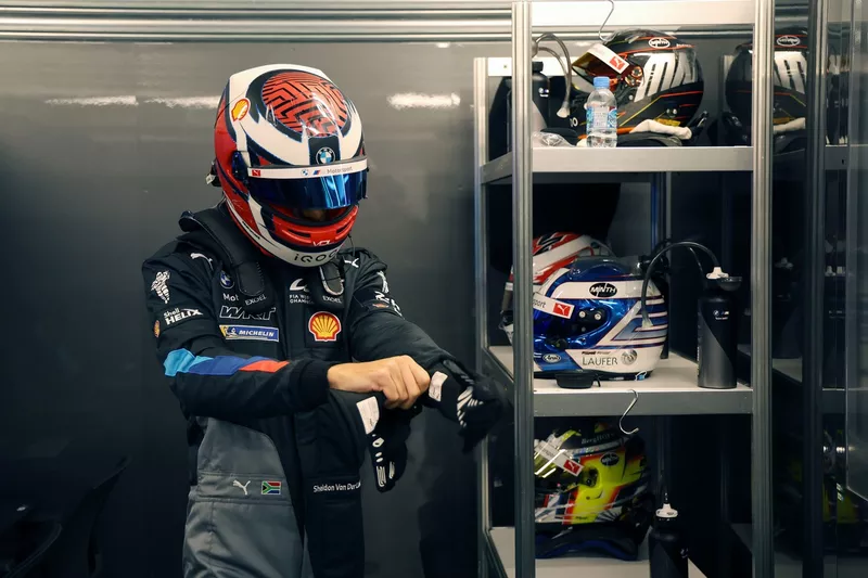 #20 BMW M Team WRT BMW M Hybrid V8 : Sheldon Van Der Linde