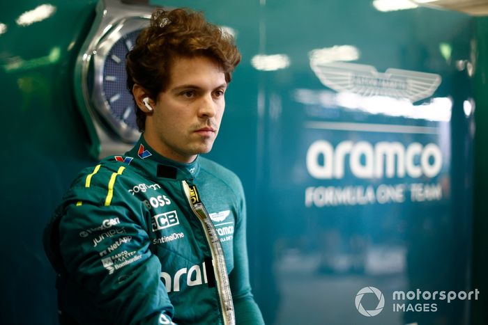 Felipe Drugovich, Aston Martin F1 Team en el garaje 