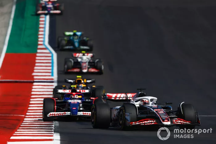 Kevin Magnussen, Haas VF-24, Yuki Tsunoda, RB F1 Team VCARB 01, Sergio Pérez, Red Bull Racing RB20.