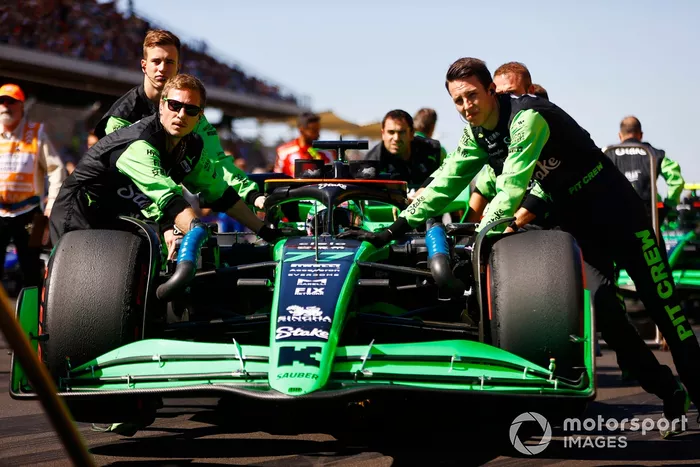 Los mecánicos empujan a Valtteri Bottas, Stake F1 Team KICK Sauber C44, a su puesto en parrilla