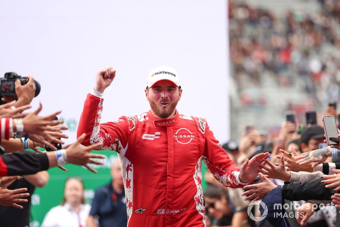 El ganador de la carrera, Oliver Rowland, del equipo Nissan de Fórmula E, lo celebra en el parque cerrado.