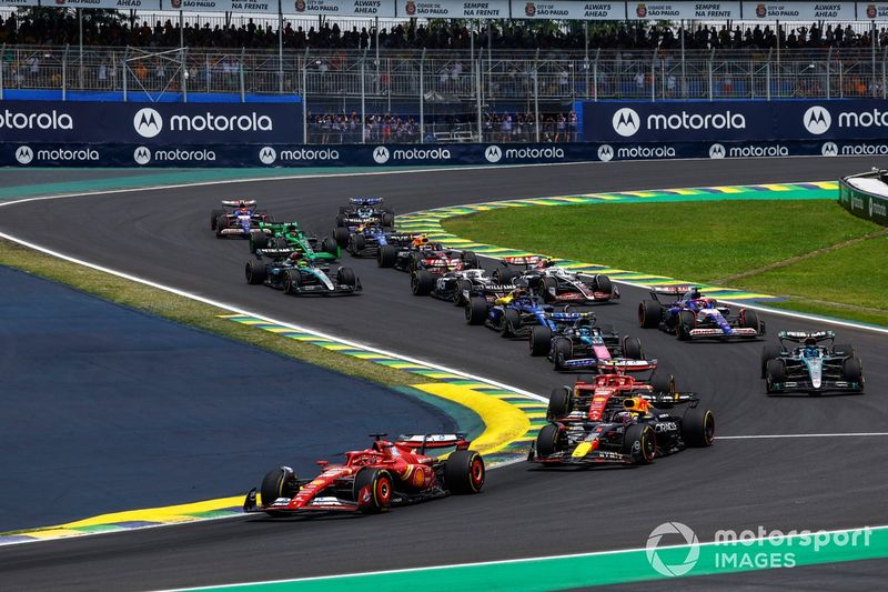 Charles Leclerc, Ferrari SF-24, Max Verstappen, Red Bull Racing RB20, Carlos Sainz, Ferrari SF-24, George Russell, Mercedes F1 W15, Pierre Gasly, Alpine A524, el resto del pelotón en la salida.