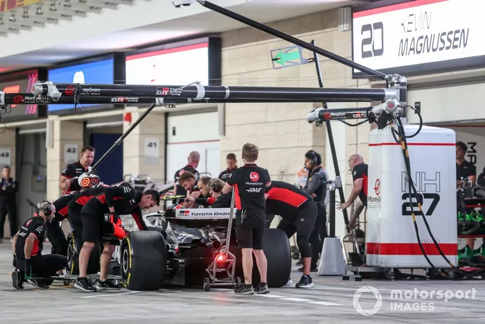 Nico Hulkenberg, Haas VF-24, en boxes durante los entrenamientos