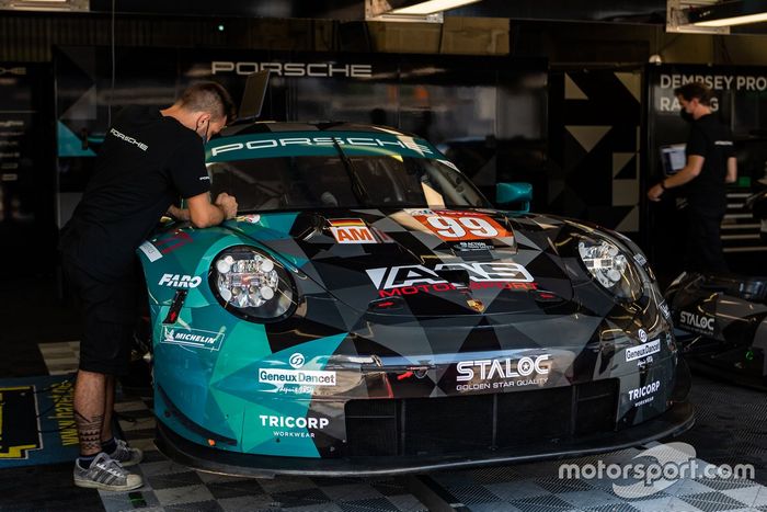 #99 Dempsey-Proton Racing - Porsche 911 RSR: Vutthikorn Inthraphuvasak, Lucas Légeret, Julien Piguet