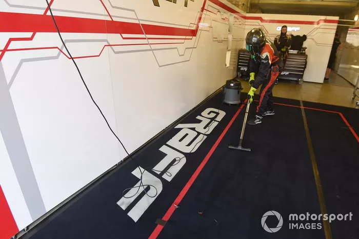 Un miembro del equipo Graff aspira el pit box