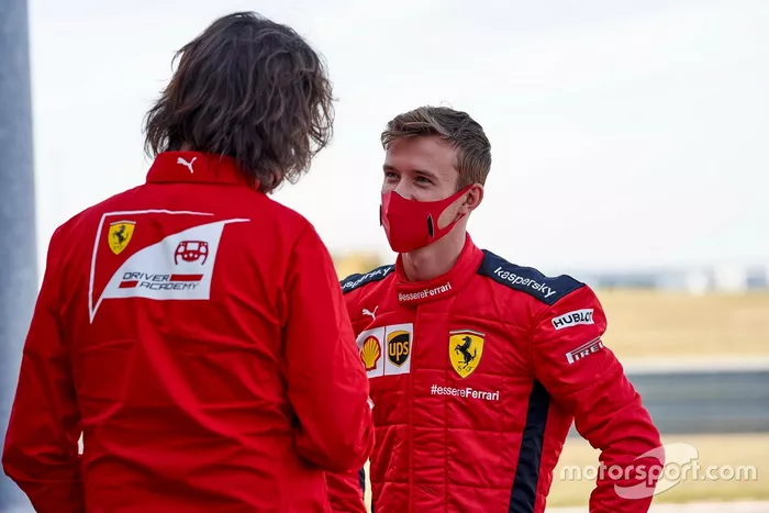 Marco Matassa parla con Callum Ilott, Ferrari Driver Academy