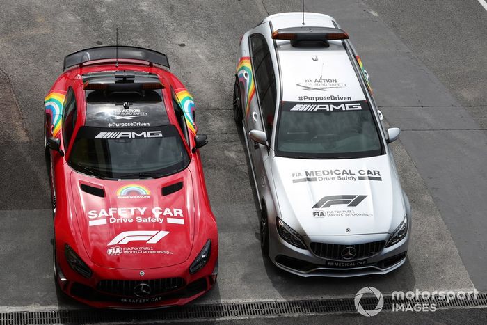 El coche de seguridad de Mercedes y el coche médico