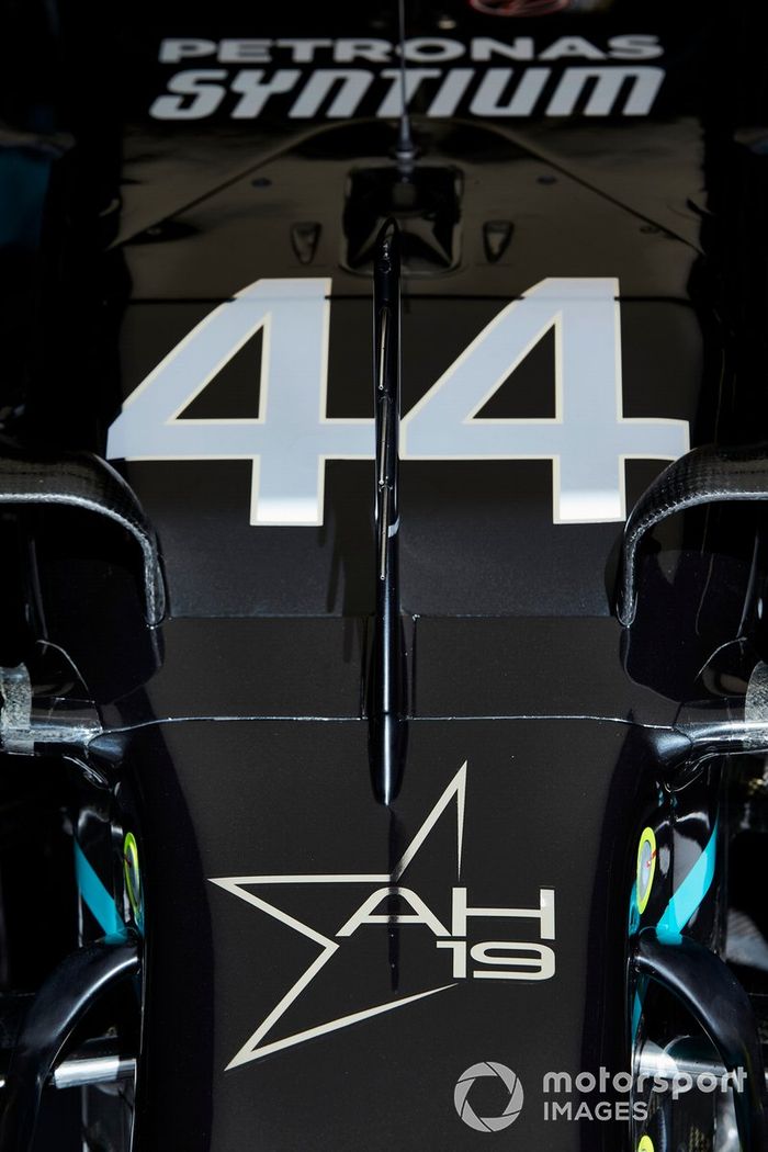 Estrella de homenaje a Anthoine Hubert en el frente del Mercedes F1 W11 EQ de Lewis Hamilton. 