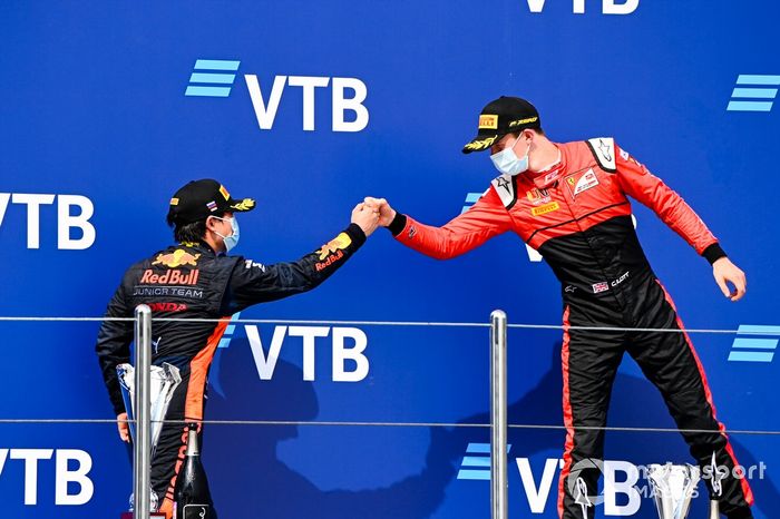 Yuki Tsunoda, Carlin e Callum Ilott, UNI-Virtuosi festeggiano sul podio