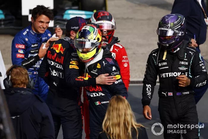 Sergio Pérez, Red Bull Racing, felicita al ganador de la carrera, Max Verstappen, Red Bull Racing, ante la mirada de Lewis Hamilton, Mercedes