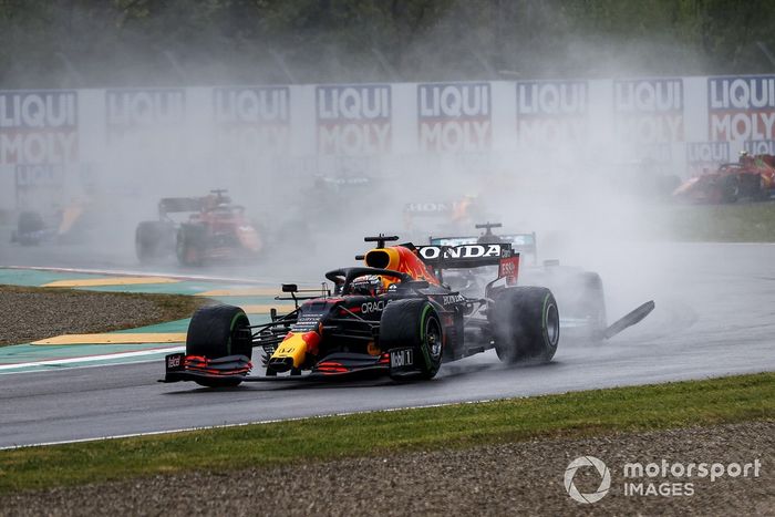 La carrocería vuela mientras Max Verstappen, Red Bull Racing RB16B, lucha con Lewis Hamilton, Mercedes W12, en la salida