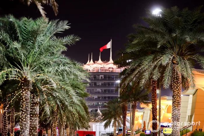 Palmeras y la bandera de Bahrein en el circuito