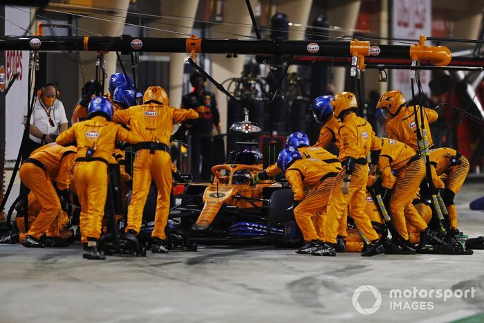 Carlos Sainz Jr., McLaren MCL35, en pits