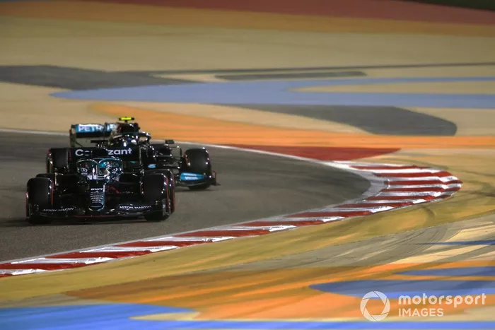 Lance Stroll, Aston Martin AMR21, Valtteri Bottas, Mercedes W12