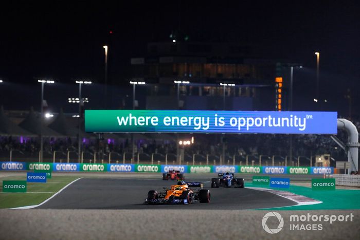 Lando Norris, McLaren MCL35M, Esteban Ocon, Alpine A521, y Carlos Sainz Jr., Ferrari SF21