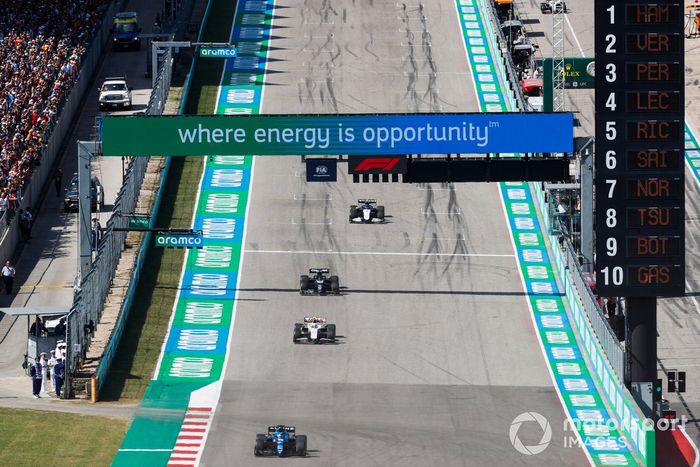 Fernando Alonso, Alpine A521, Mick Schumacher, Haas VF-21, y Lance Stroll, Aston Martin AMR21