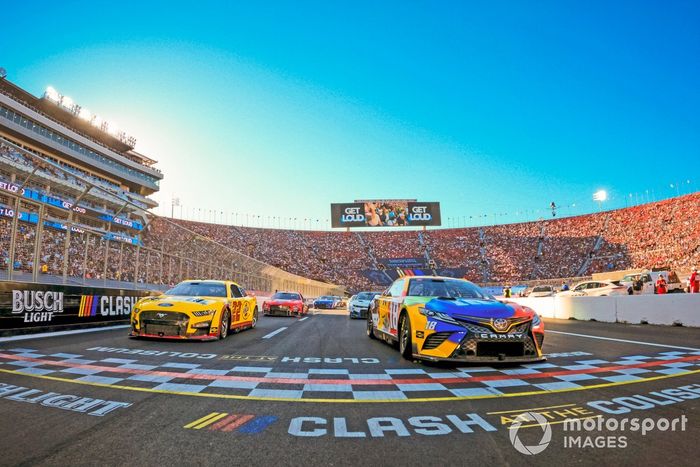 Kyle Busch, Joe Gibbs Racing, Toyota Camry M&M's, Joey Logano, Team Penske, Ford Mustang Shell Pennzoil