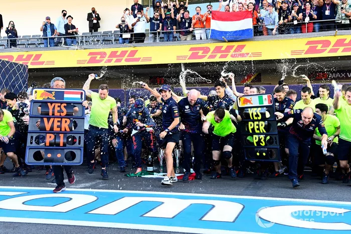 Max Verstappen, Red Bull Racing, 1ª posición, Sergio Pérez, Red Bull Racing, 3ª posición, Adrian Newey, director técnico de Red Bull Racing, y el equipo Red Bull Racing celebran tras la carrera