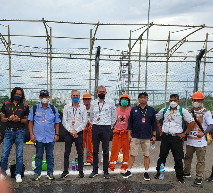 Los comisarios simulan una limpia de derrames de petróleo en el circuito de Mandalika