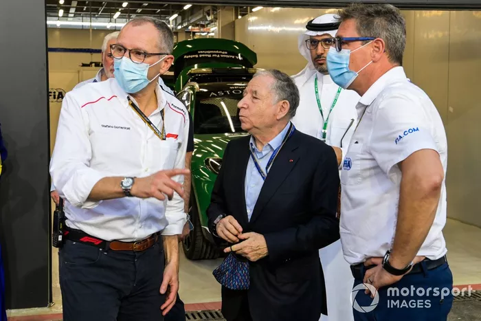 Lawrence Stroll, propietario de Aston Martin F1, Stefano Domenicali, director general de la Fórmula 1, Jean Todt, presidente de la FIA, Bernd Maylander, piloto del Safety Car