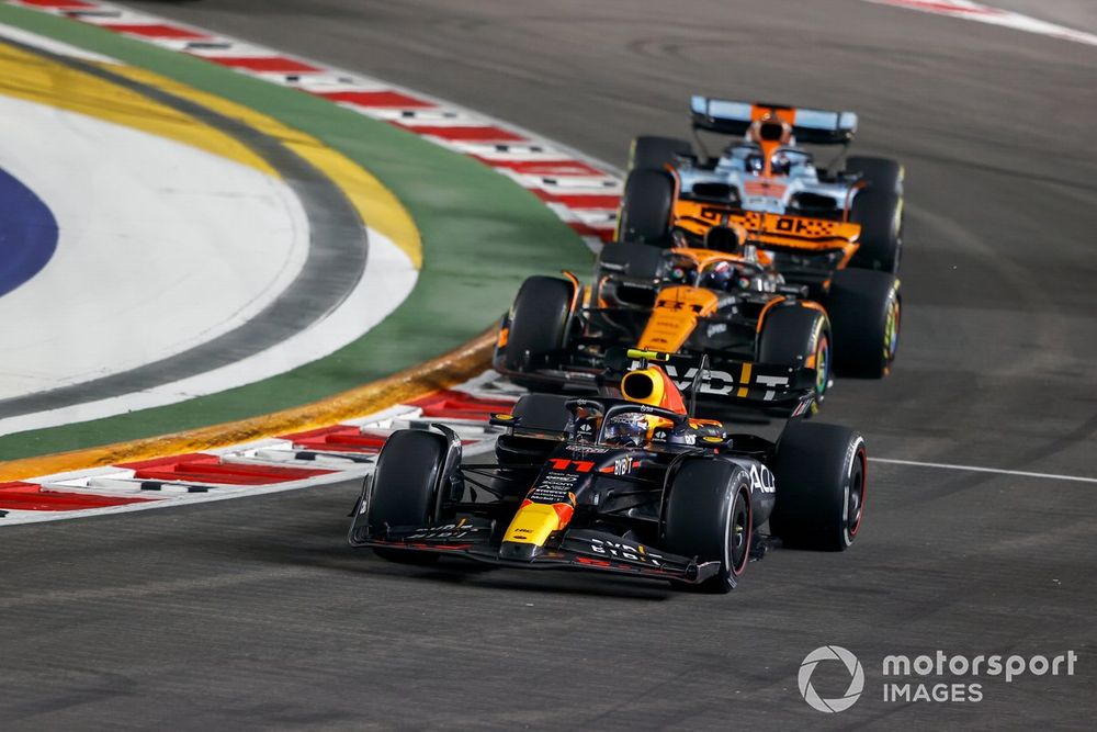 Sergio Pérez, Red Bull Racing RB19, Oscar Piastri, McLaren MCL60, Alex Albon, Williams FW45