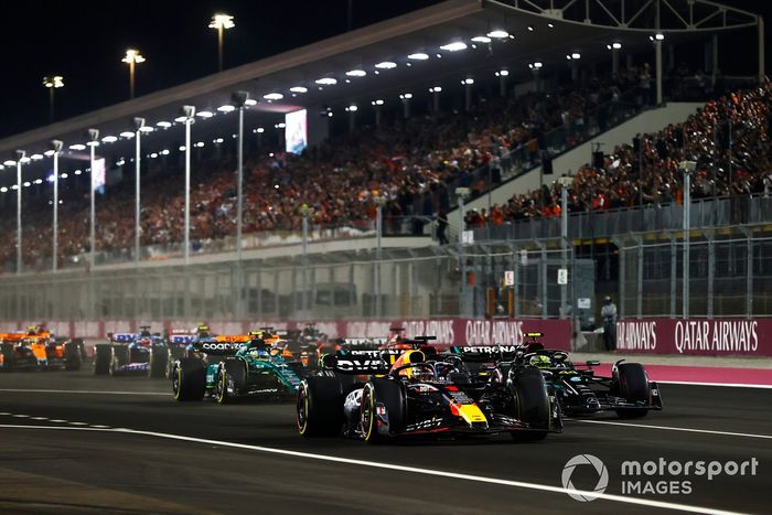 Max Verstappen, Red Bull Racing RB19, Lewis Hamilton, Mercedes F1 W14, Fernando Alonso, Aston Martin AMR23, Charles Leclerc, Ferrari SF-23, el resto de la parrilla en la salida.