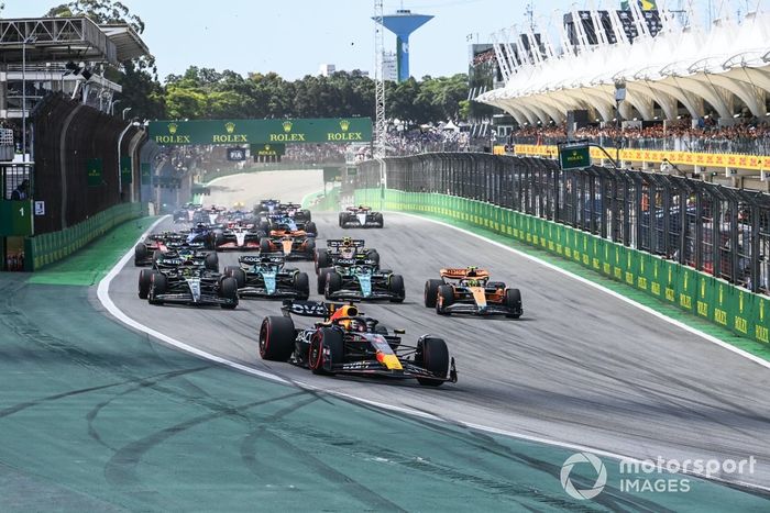 Max Verstappen, Red Bull Racing RB19, Lando Norris, McLaren MCL60, Lewis Hamilton, Mercedes F1 W14, Fernando Alonso, Aston Martin AMR23, Lance Stroll, Aston Martin AMR23, el resto de la parrilla mientras se produce un accidente entre Kevin Magnussen, Haas
