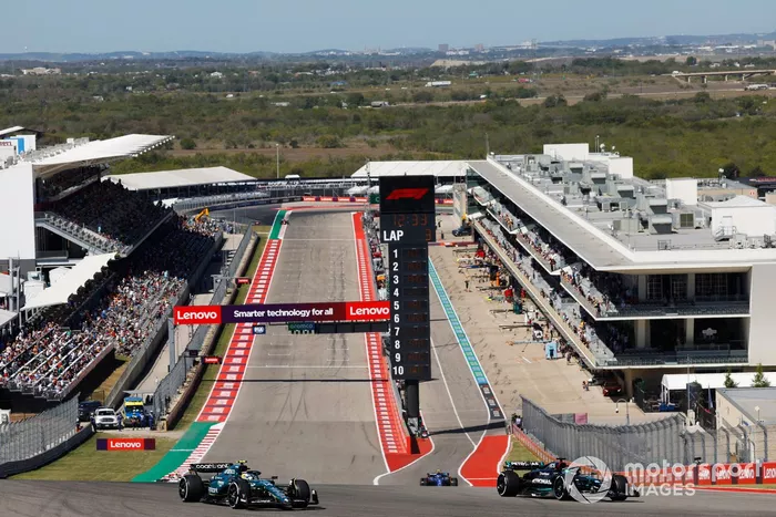 Fernando Alonso, Aston Martin AMR23, George Russell, Mercedes F1 W14, mientras Logan Sargeant, Williams FW45, sale de boxes.