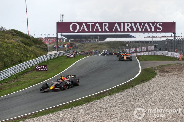 Max Verstappen, Red Bull Racing RB19, Lando Norris, McLaren MCL60, Fernando Alonso, Aston Martin AMR23, el resto de la parrilla en la primera vuelta.