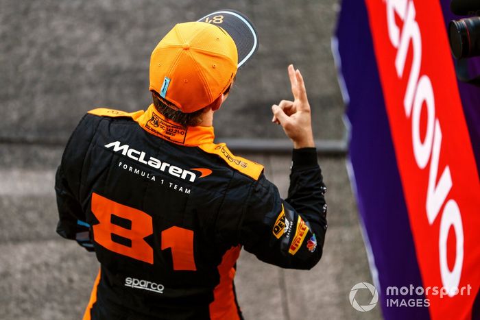 Oscar Piastri, McLaren, celebra tras la clasificación