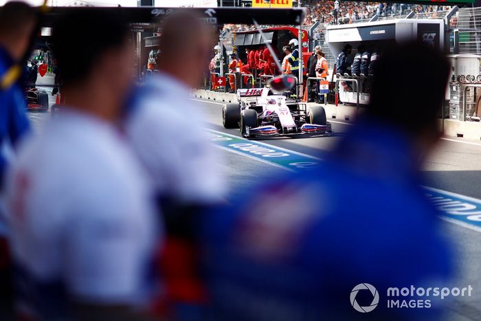 Mick Schumacher, Haas VF-21, en el pit lane