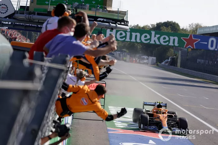 El equipo McLaren anima desde el muro de boxes mientras Lando Norris, McLaren MCL35M, en segunda posición, completa una barrida limpia de McLaren
